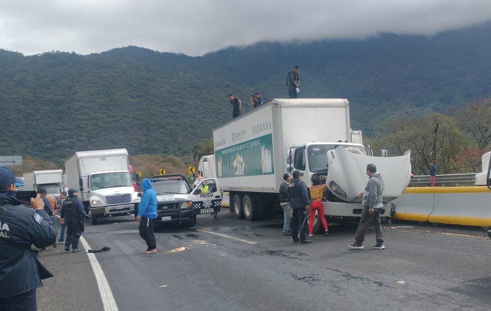 Crisis migratoria: dos guatemaltecos heridos al chocar tráiler lleno de migrantes en Veracruz, México