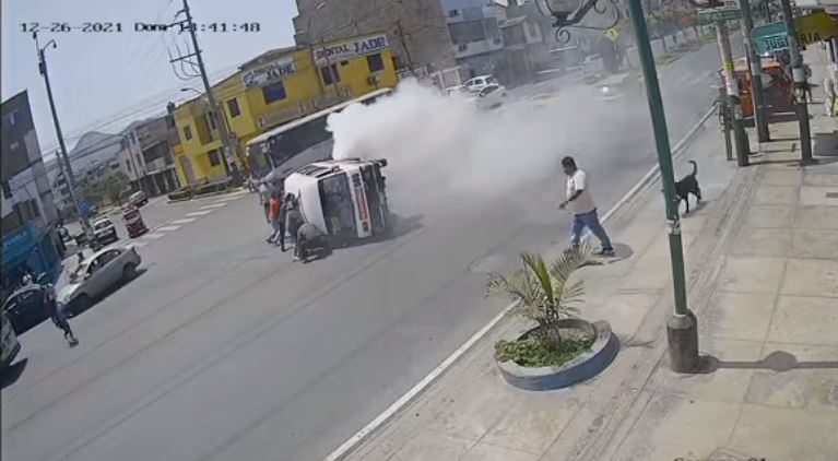 Imágenes: cámara registra el impactante momento en que un microbús vuelca al hacer peligrosa maniobra