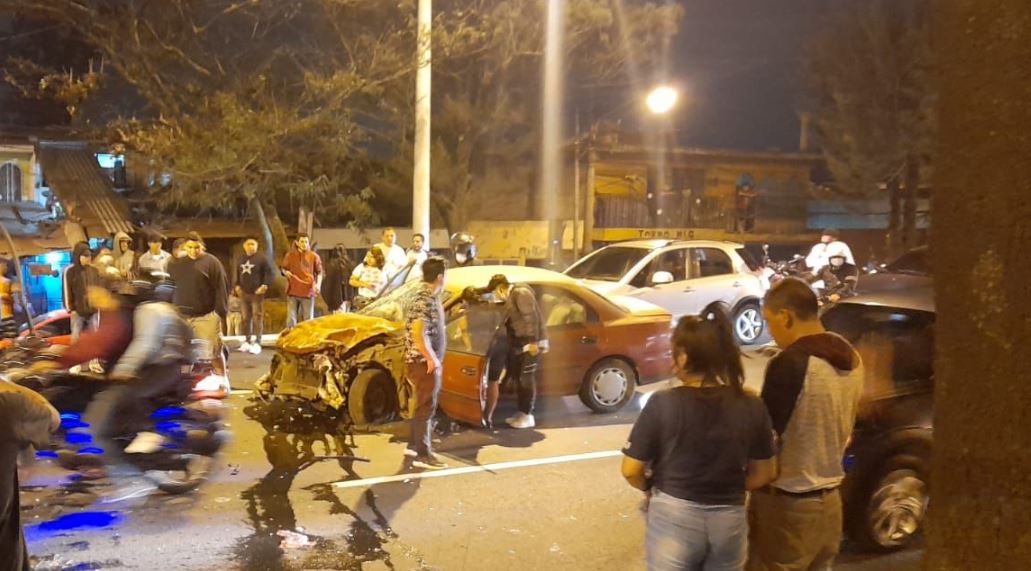 Triple colisión en el Periférico causada por conductor en aparente estado de ebriedad deja tres heridos