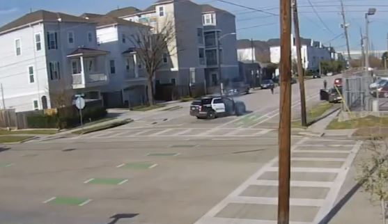 Cámara capta el brutal momento en que un hombre estrella su automóvil y recibe a balazos a la policía en Houston