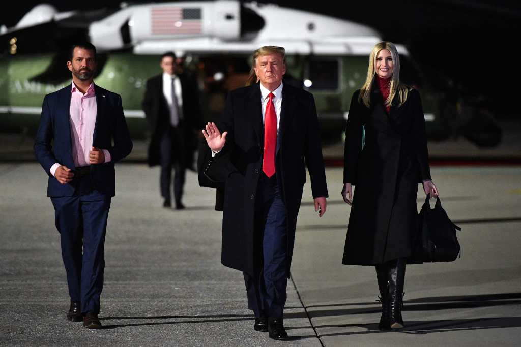 Analizan cajas de archivos oficiales que Trump se llevó de la Casa Blanca