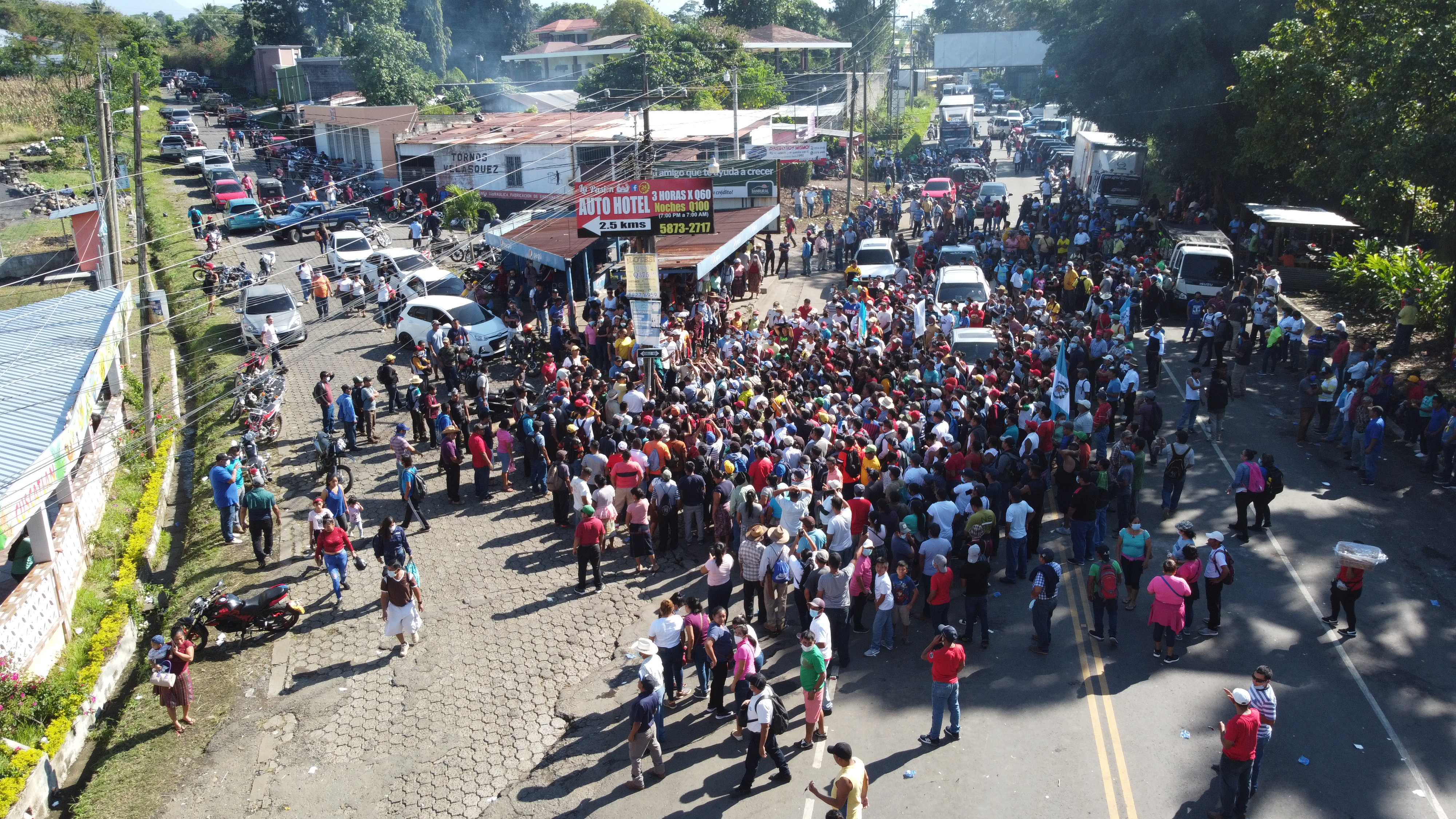 Casi 20 horas duró un bloqueo de vecinos en la entrada a Samayac, Suchitepéquez, para exigir la reconexión del servicio de luz
