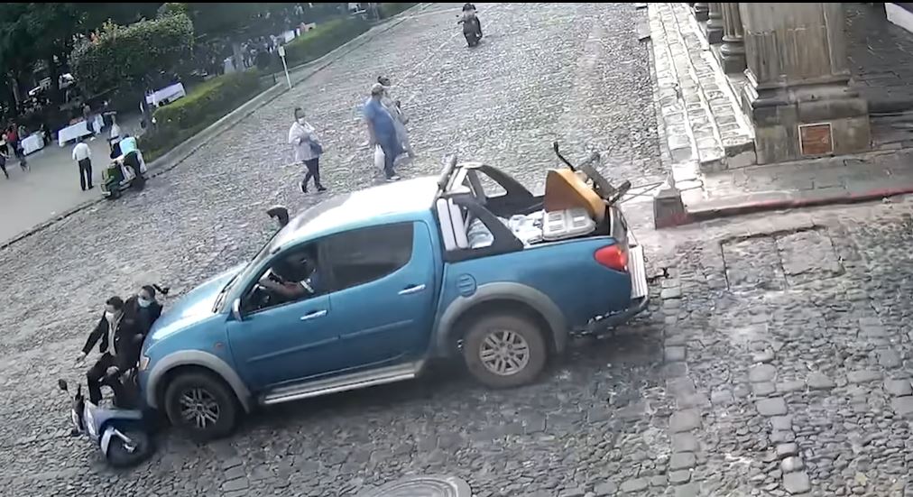 Videos: accidentes de tránsito en Antigua Guatemala demuestran irresponsabilidad al volante
