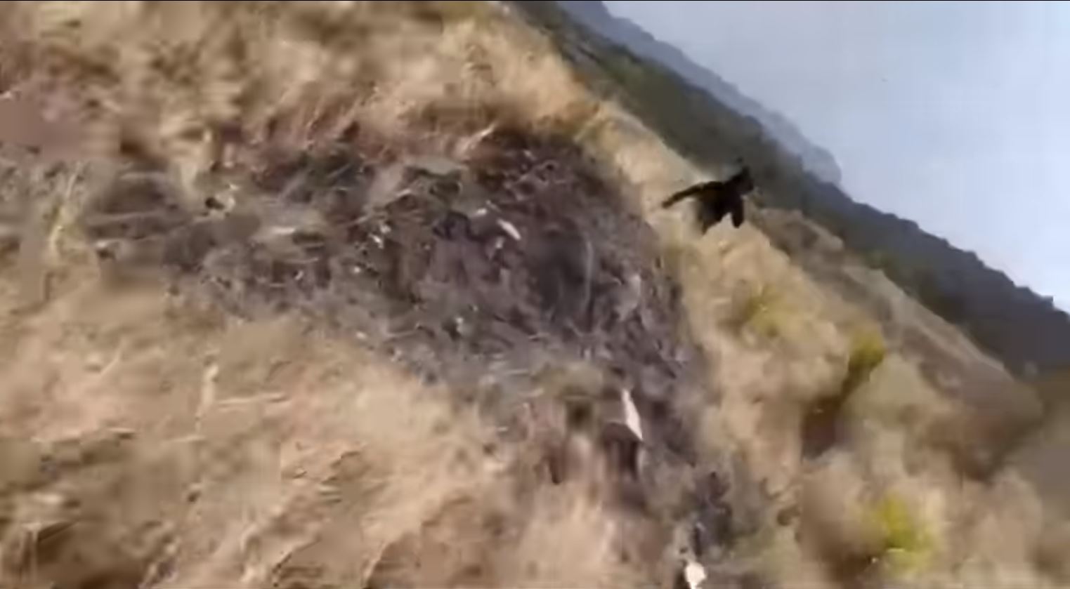 Video: sujetos armados y con gorros pasamontaña asaltan a periodistas mexicanos en las faldas del Volcán de Fuego