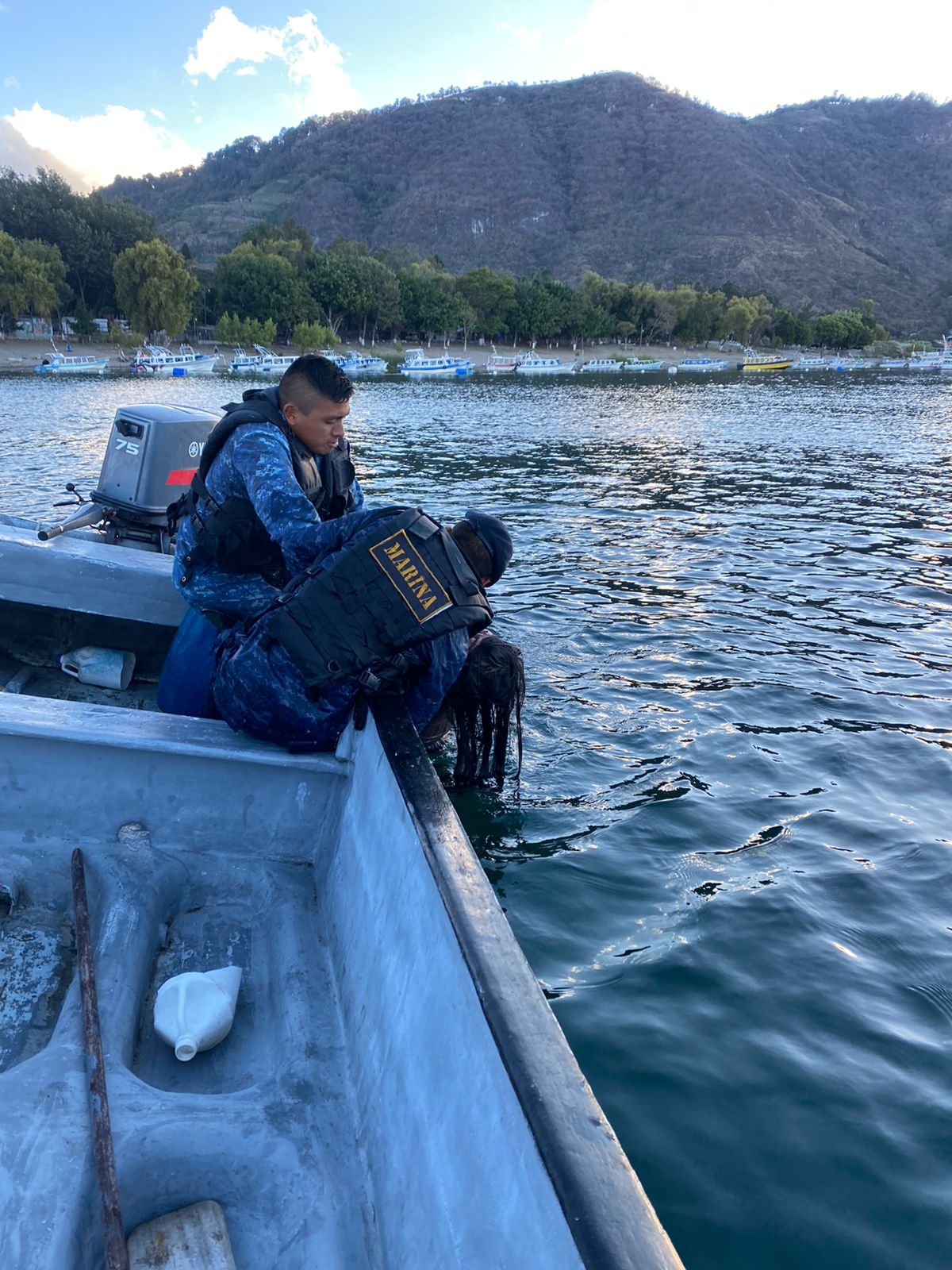 Mujer rescatada en el Lago de Atitlán