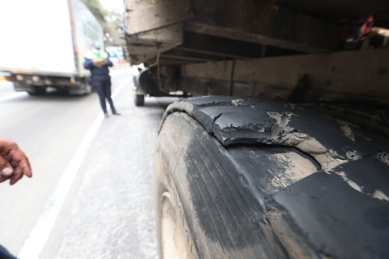 PMT de Mixco impone multas a transporte pesado por llantas lisas, licencias vencidas y otras infracciones