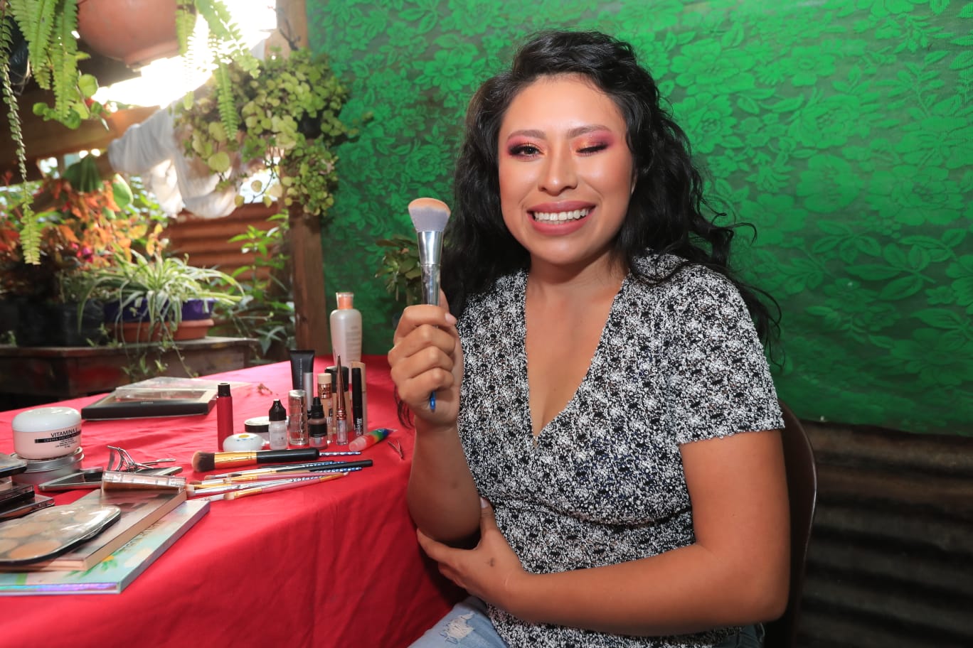 Yayita la guatemalteca que sueña con ser maquillista profesional y romper estereotipos