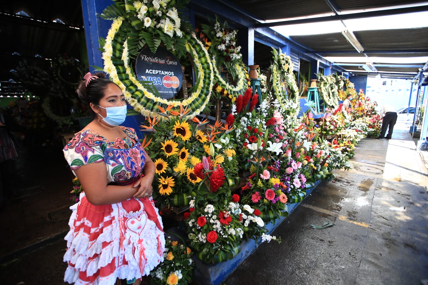 Vendedores de flores se preparan para la celebración del día del cariño