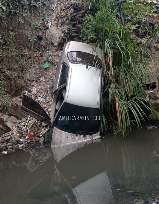 En río de aguas negras: carro cae tras chocar contra otro automóvil
