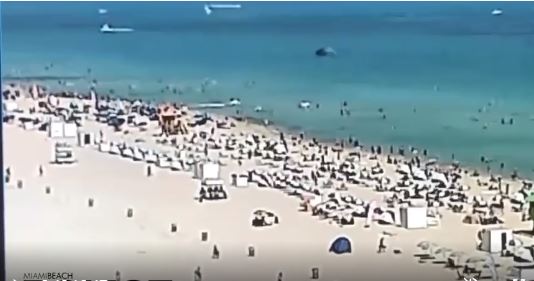 En imágenes: captan el momento en que un helicóptero pierde altura y se estrella en una playa de Florida