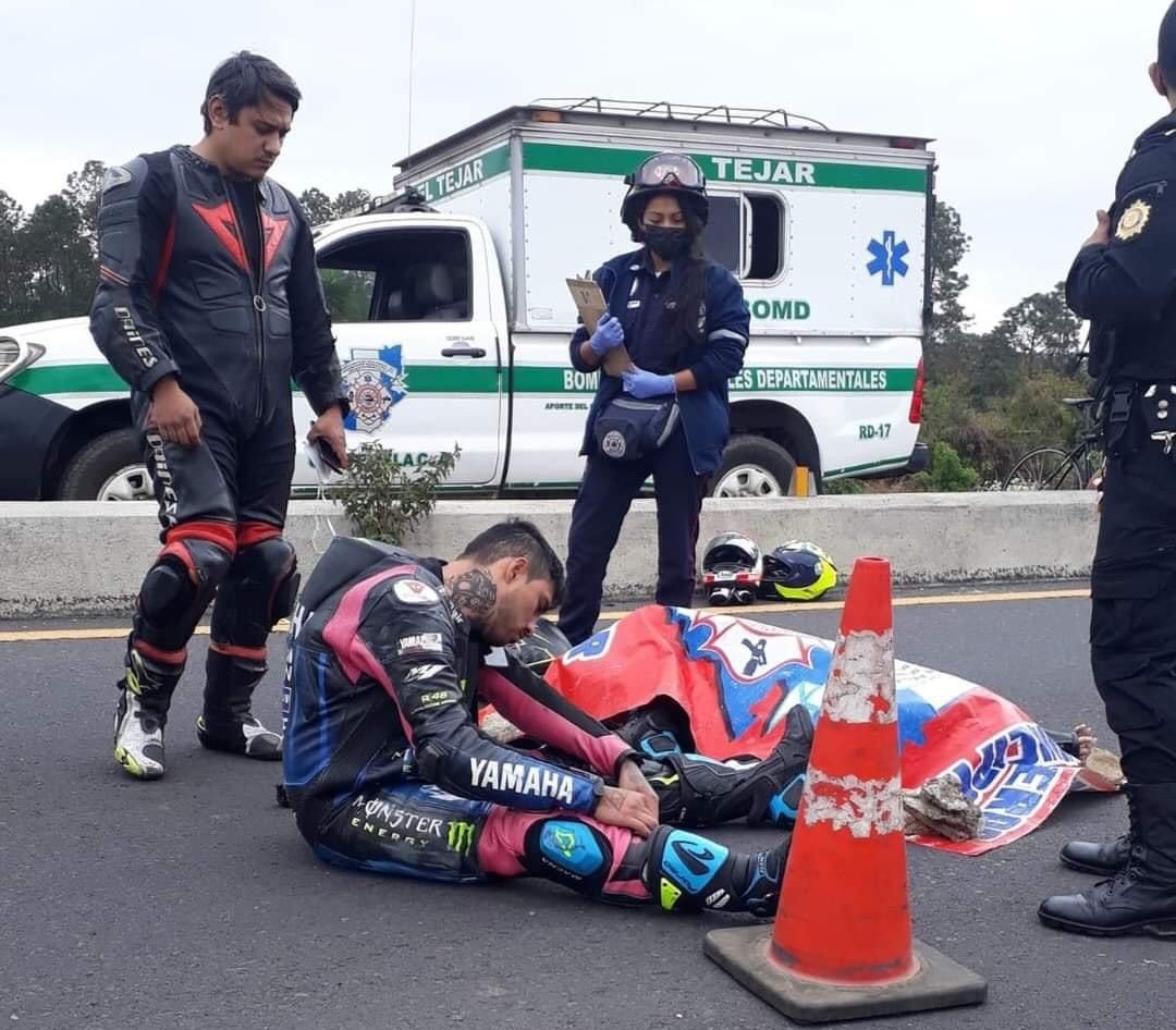 Joven mujer que viajaba en motocicleta muere en el libramiento de Chimaltenango