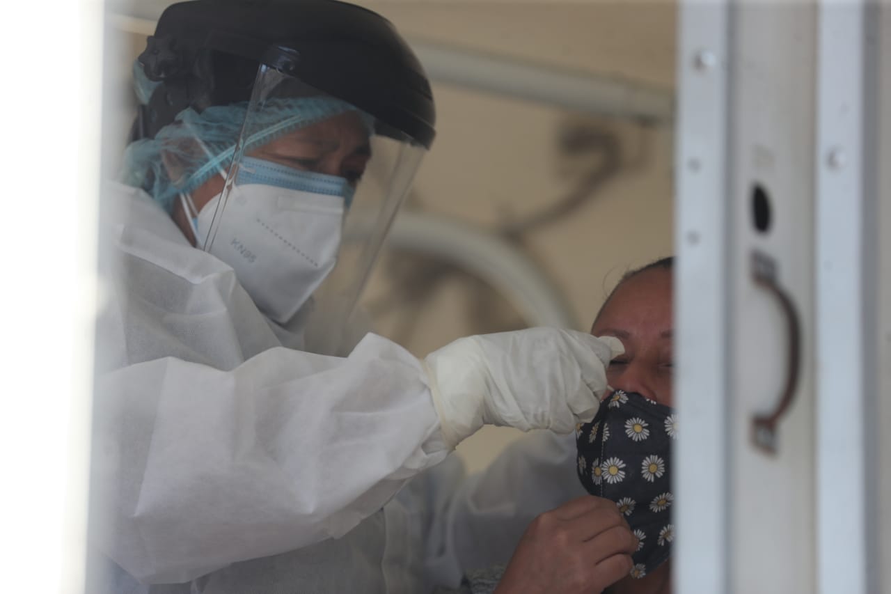 Debido al aumento de casos de covid-19, muchas personas buscan dónde hacerse la prueba para confirmar o descartar la enfermedad.