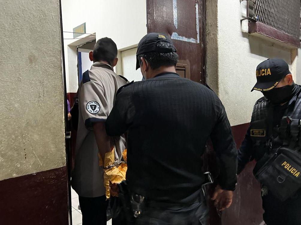 Señalan a guardia privado de matar a su compañero de trabajo mientras bebían licor en una garita de la empresa que cuidaban en Palín