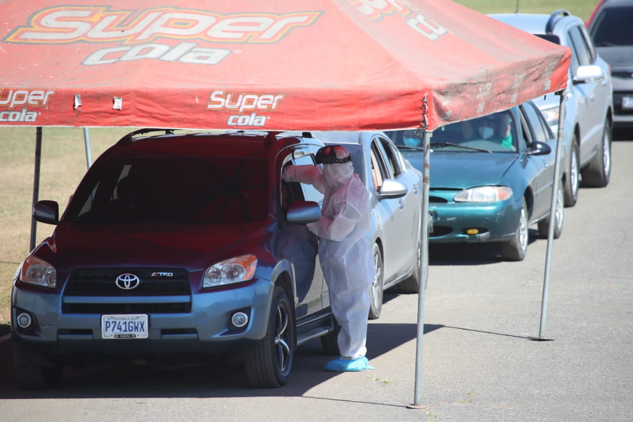 En medio de creciente ola de contagios por covid-19, guatemaltecos acuden a lugares para hacerse la pruebaa