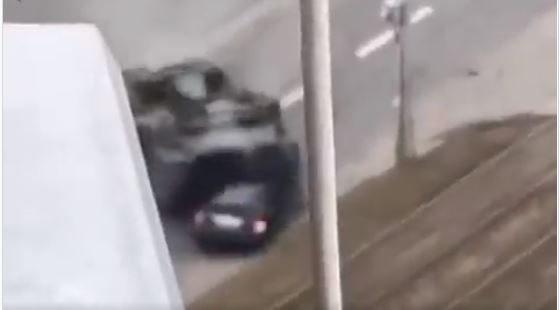 En imágenes: tanque ruso aplasta el vehículo de un civil en Kiev, la capital ucraniana, y hecho causa indignación