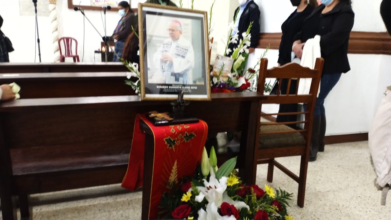 Despiden a monseñor Gerardo Flores, quien luchó por los desplazados de la guerra y los más desprotegidos