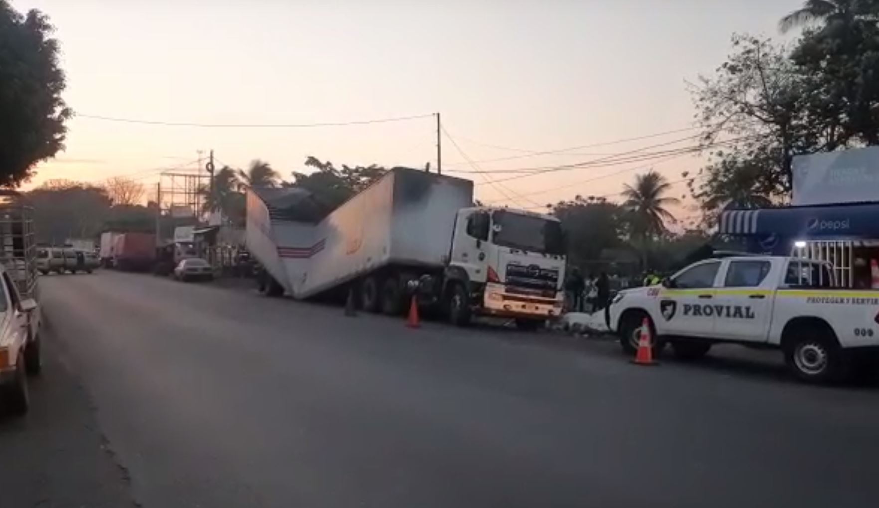 Furgón se parte en dos en un accidente de tránsito que ocurrió en Patulul, Suchitepéquez