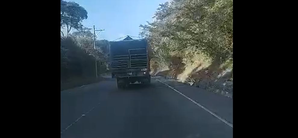Video: piloto de camión conducía zigzagueando, bajo efectos de licor y con licencia vencida