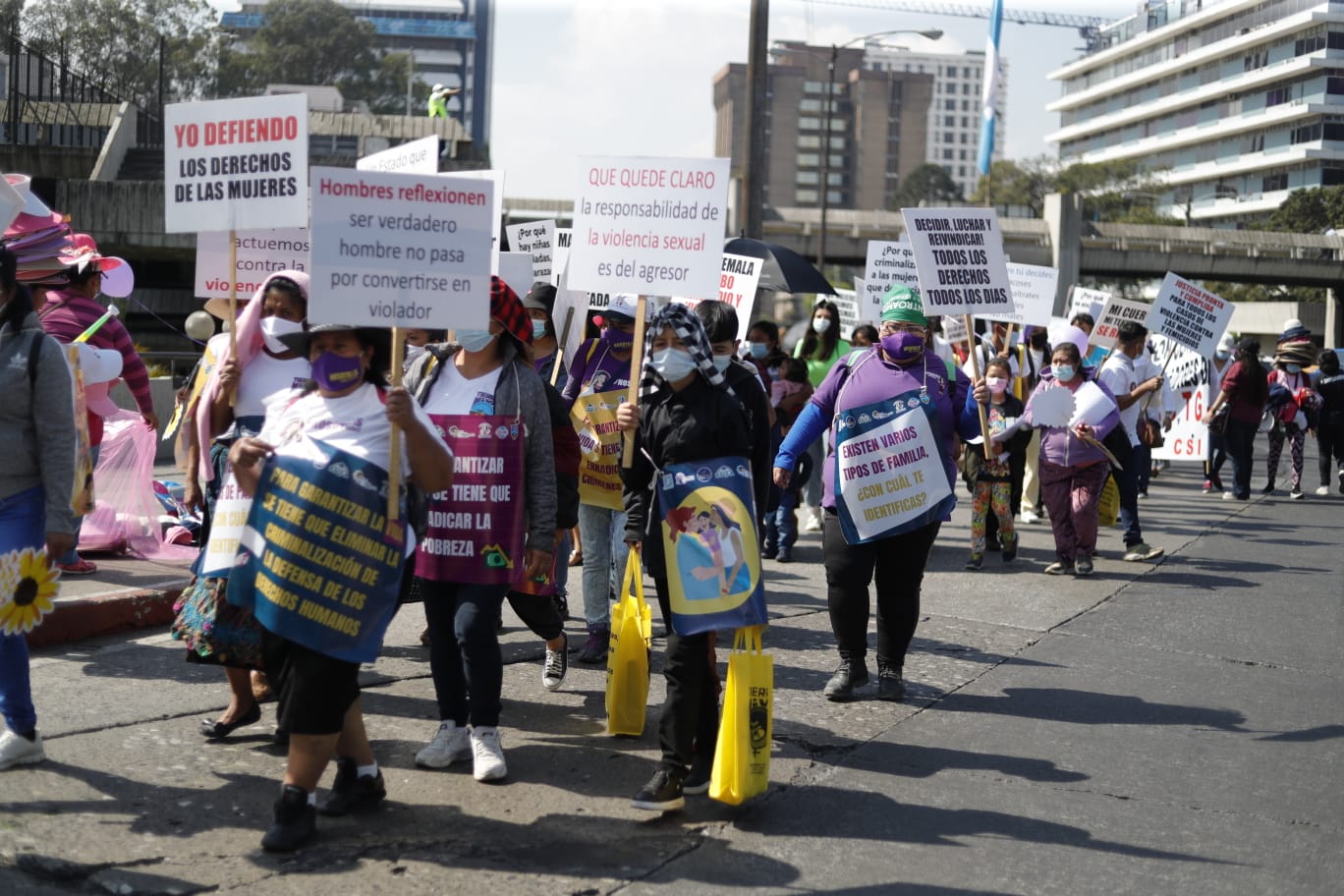 Mujeres se manifiestan por sus derechos en medio del aumento de la violencia de género