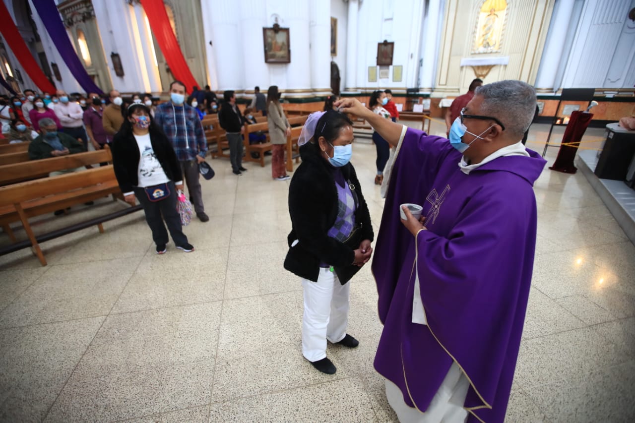 En imágenes: con la imposición de la ceniza, católicos celebran el inicio de la Cuaresma