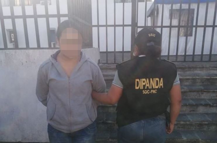 Mujer es detenida por supuesta extorsión en la zona 10 y una hora después su familia coloca alerta Isabel-Claudina