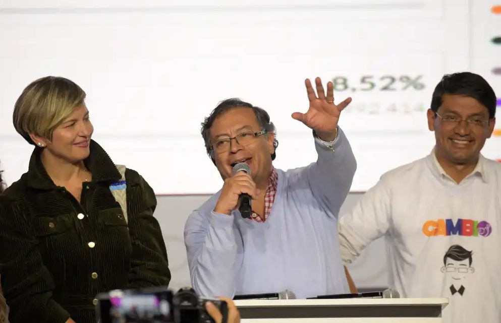 Petro arrasa y será candidato presidencial de alianza izquierdista colombiana