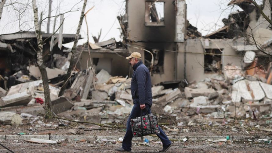 Rusia y Ucrania: las imágenes que revelan el antes y el después de la destrucción causada por las fuerzas rusas tras una semana de invasión