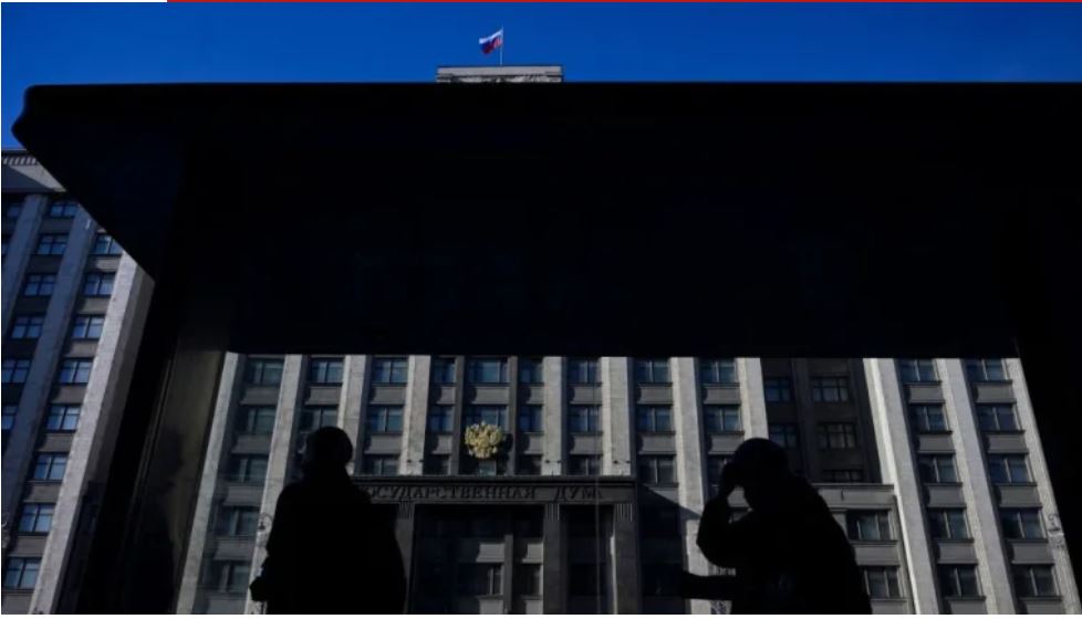 Rusia y Ucrania: una mujer interrumpe un noticiero ruso con un cartel en contra de la guerra