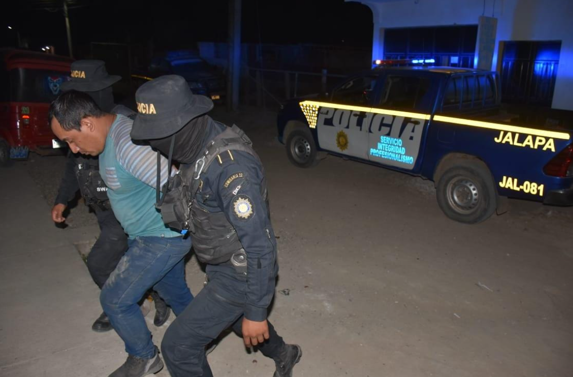 Mientras un hombre abusaba sexualmente de un niño, fue tenido por la PNC