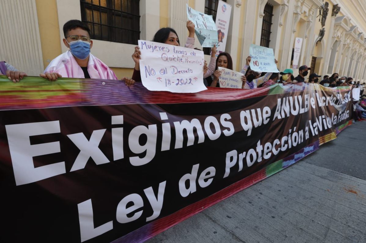 Protestas frente al Congreso y rechazo nacional y extranjero a la Ley de la Vida y la Familia porque consideran que viola los derechos humanos