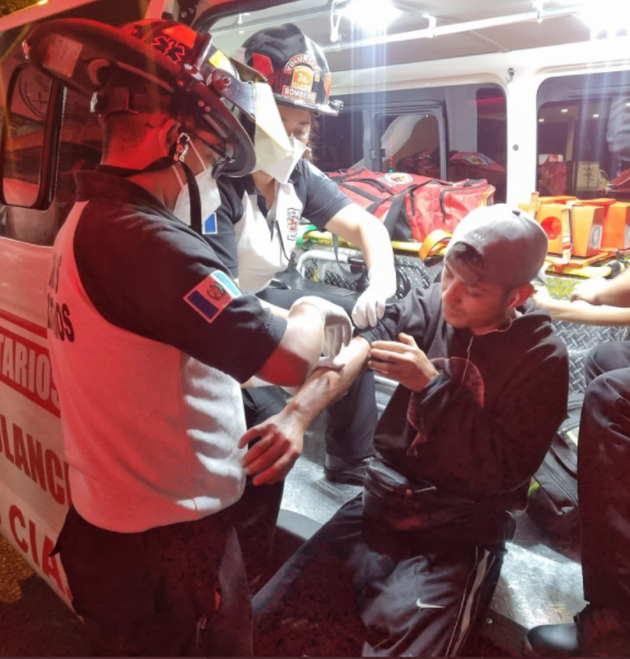 Conductor impacta venta de comida y atropella a un grupo de motoristas