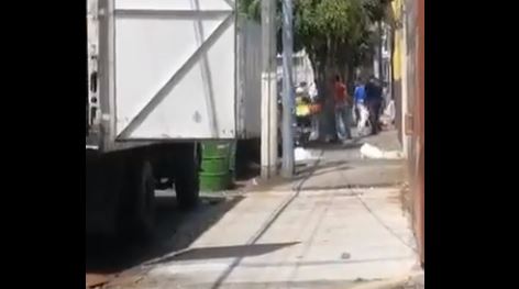 Cámara capta el momento en que piloto y agente de la PMT se van a los golpes por un cepo