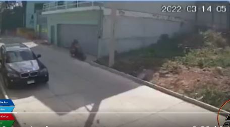 Cámara capta el momento en que un socorrista en moto choca contra un poste y ahora se encuentra en estado delicado