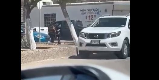 Captan el dramático momento en que una niña intenta impedir que sicarios se lleven a su padre