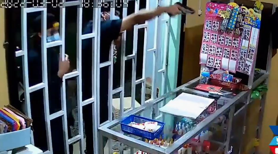 Cámara capta el momento en que sujetos armados amenazan a la encargada de una librería en Puerto Barrios