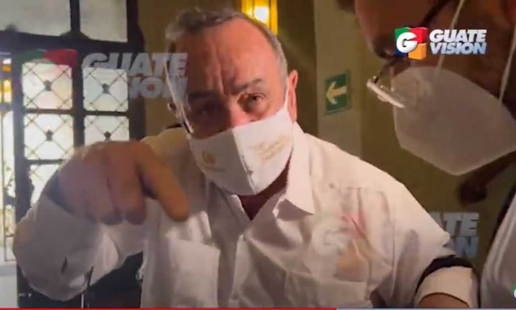Giammattei asegura que posee un certificado de la jueza Aifán que aseguraría que no tiene relación en caso de exministro Benito