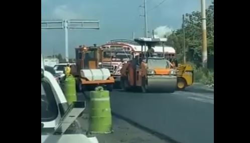 Cámara capta el momento en que un autobús intenta pasar por la fuerza sobre una vía recién asfaltada