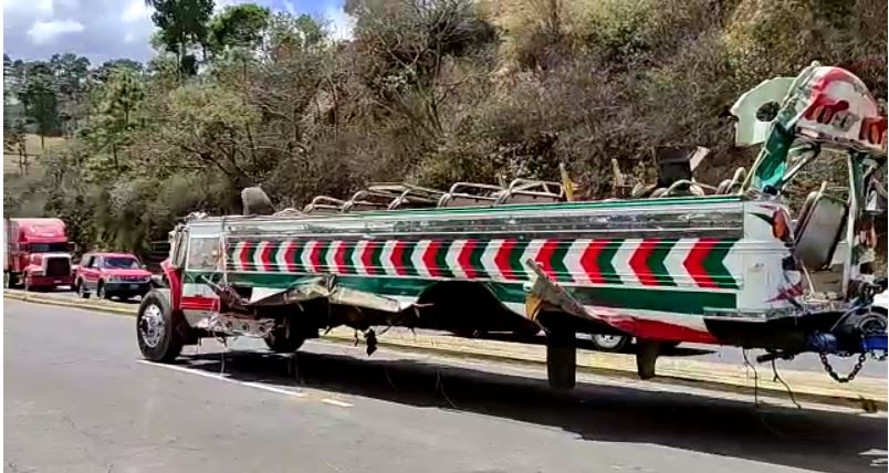 En imágenes: el estado en que quedó el autobús que se accidentó en Sumpango, donde murieron tres personas