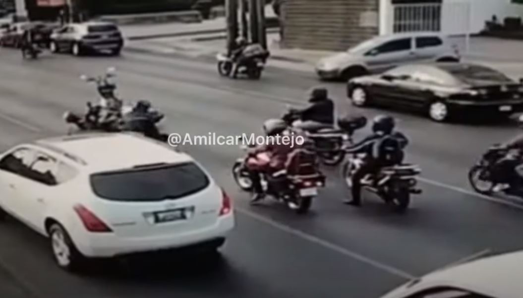 Video: cámara capta fuerte pelea entre motoristas en pleno tránsito