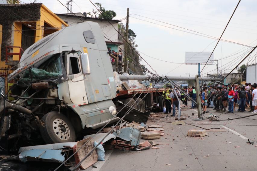 Camión descontrolado choca contra una vivienda y deja cuatro muertos en ruta al Atlántico