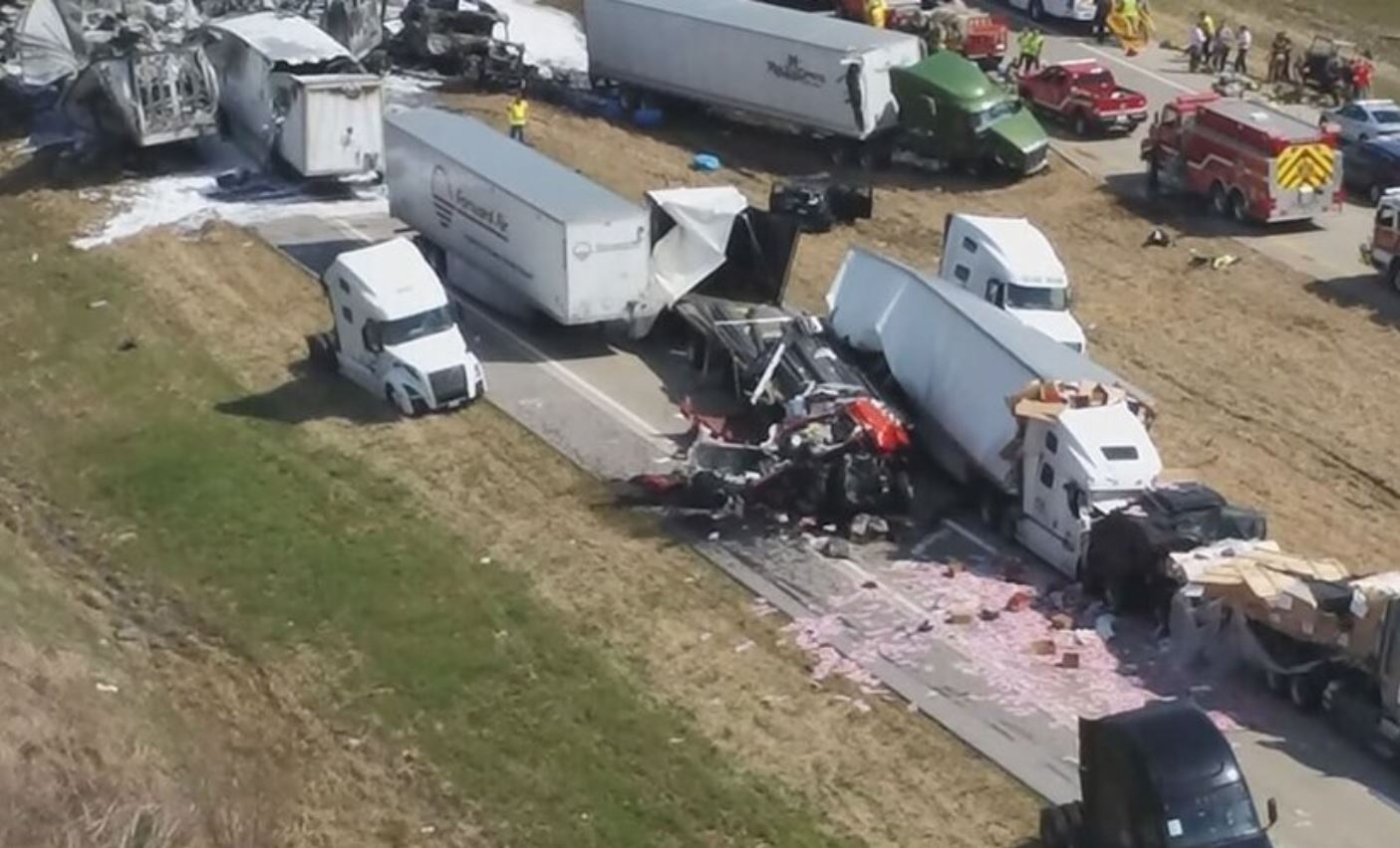 Al menos seis muertos y decenas de heridos en accidente en cadena en Estados Unidos