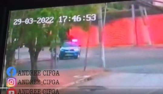 Cámara capta el momento en que agentes de la PNC copan a supuestos motoladrones tras una persecución