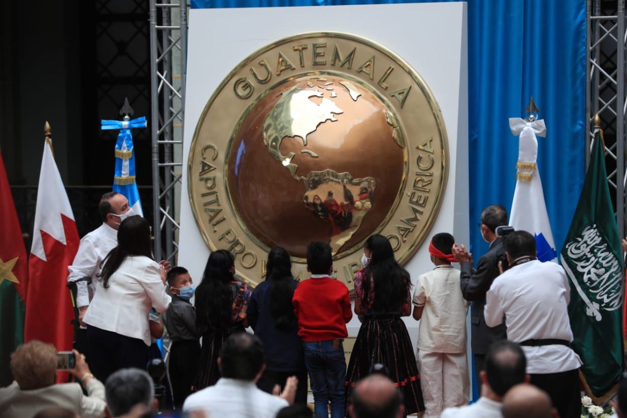 Guatemala es declarada Capital Provida de Iberoamérica y el gobierno de Giammattei lo celebra con un monumento por la vida en el Palacio Nacional