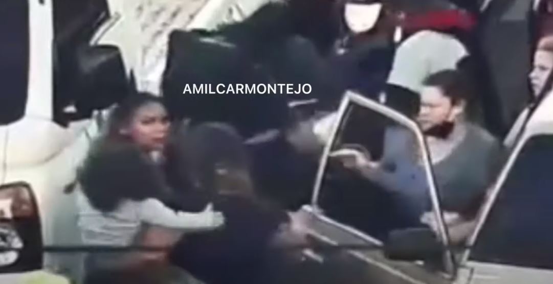 Cámara capta el momento en que una niña queda en medio de violenta pelea entre vendedores y conductor