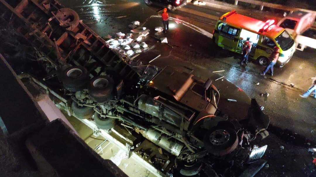 Otro fuerte accidente: tráiler cae del puente Villalobos en la ruta al Pacífico