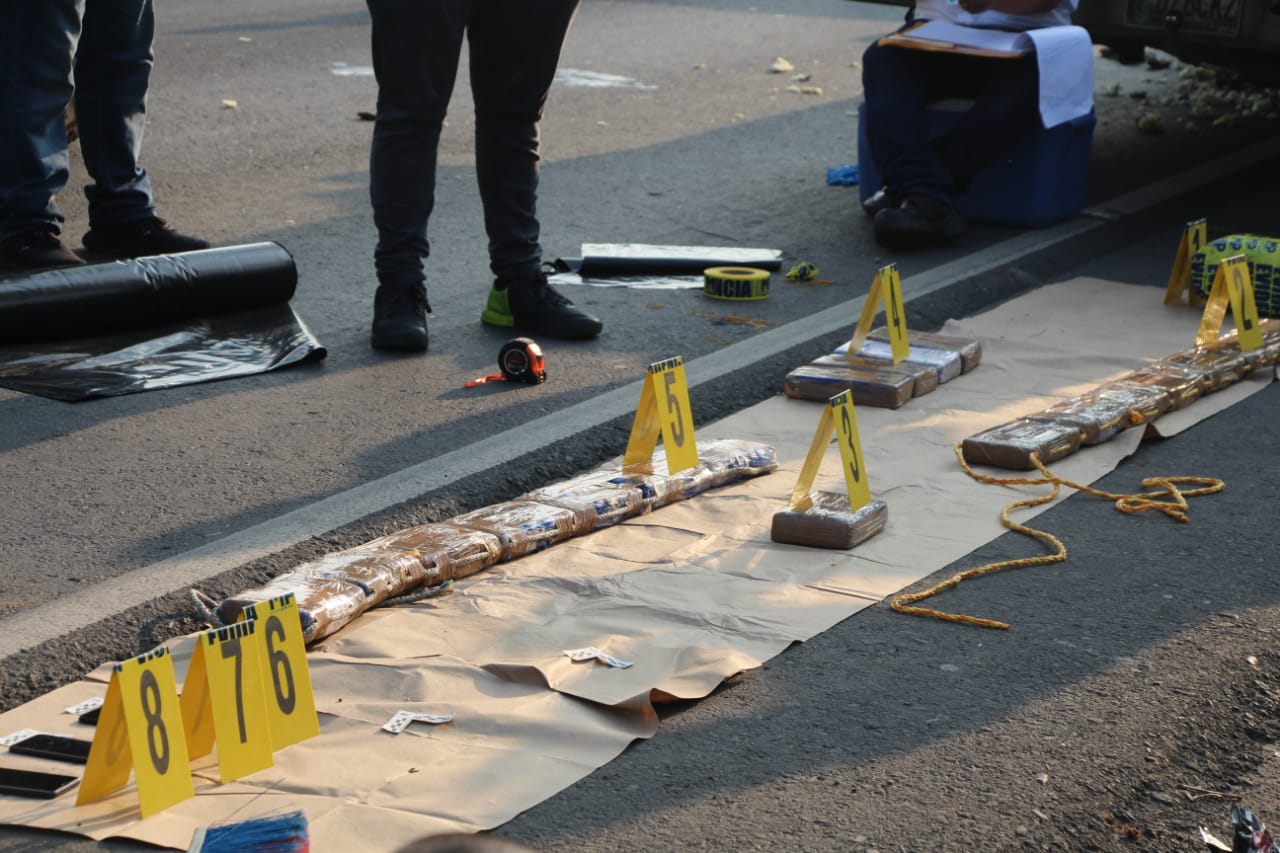 PNC localiza 19 paquetes con droga y más de US$100 mil dentro de un automóvil