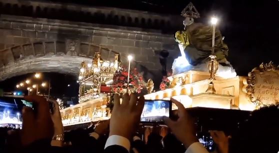 Imágenes: captan el complicado momento en que la enorme anda del Cristo Yacente pasa bajo el Puente de la Penitenciaría