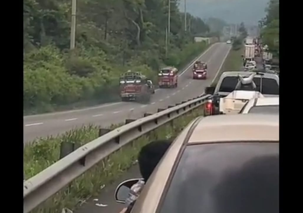 Pilotos autobuses ponen en riesgo a pasajeros y conductores al manejar contra la vía