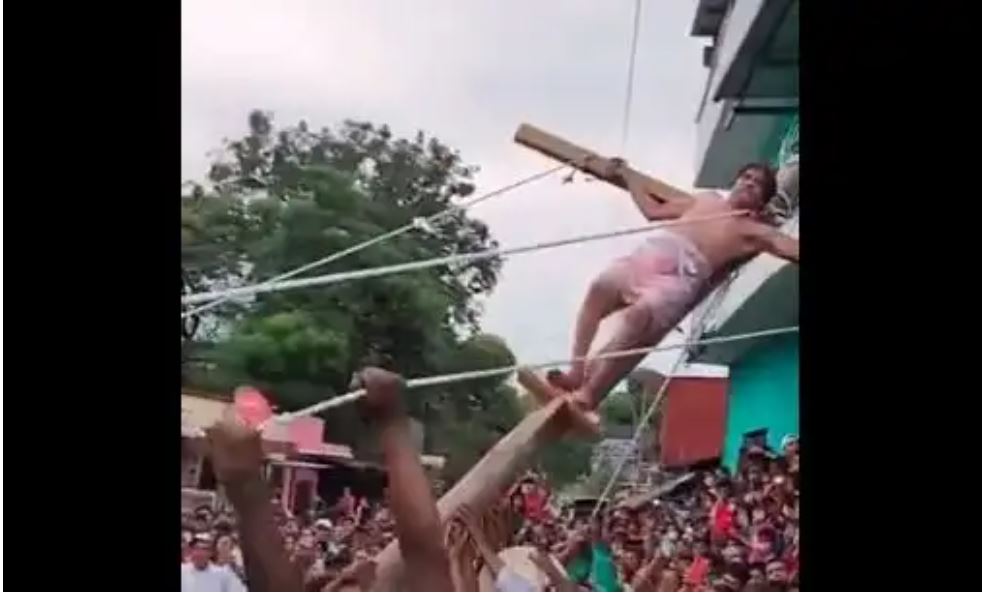 Vecinos y organizadores del viacrucis donde personaje de Jesús cae de la cruz hablan sobre el futuro de esa tradición