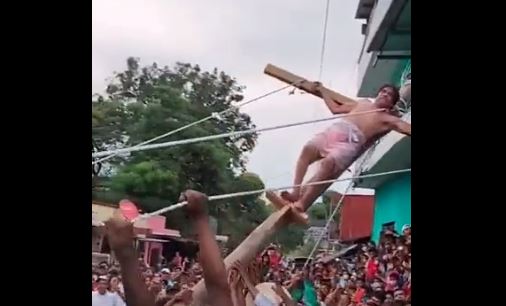 Captan el momento en que poblador que representaba a Jesús se salva de morir electrocutado en Coatepeque